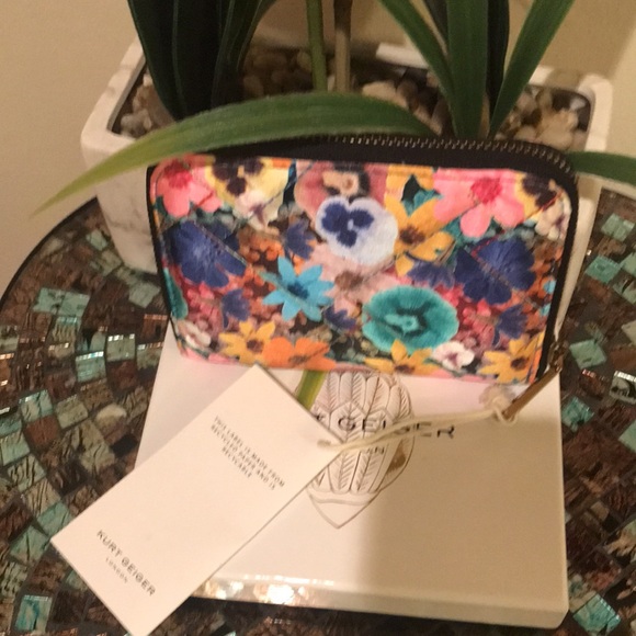 KURT GEIGER Small Zip Around Wallet Nylon Floral OPEN MISCELLANEOUS - Picture 15 of 17